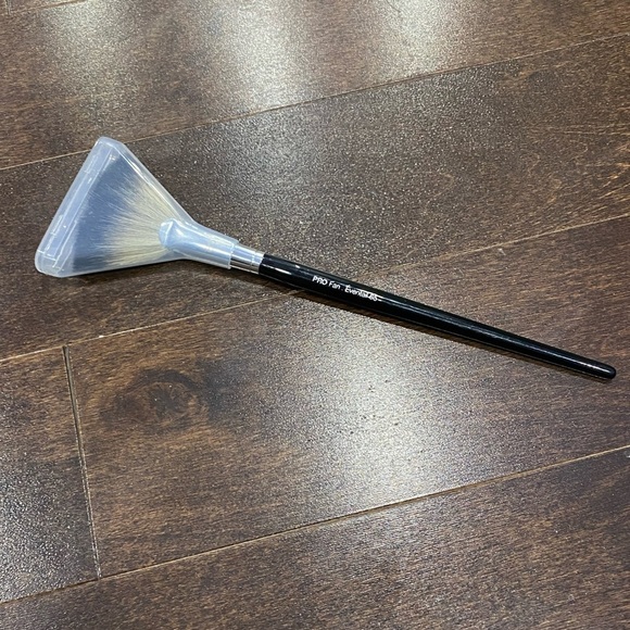 sold🚫 Sephora fan makeup brush NEW - Picture 2 of 6